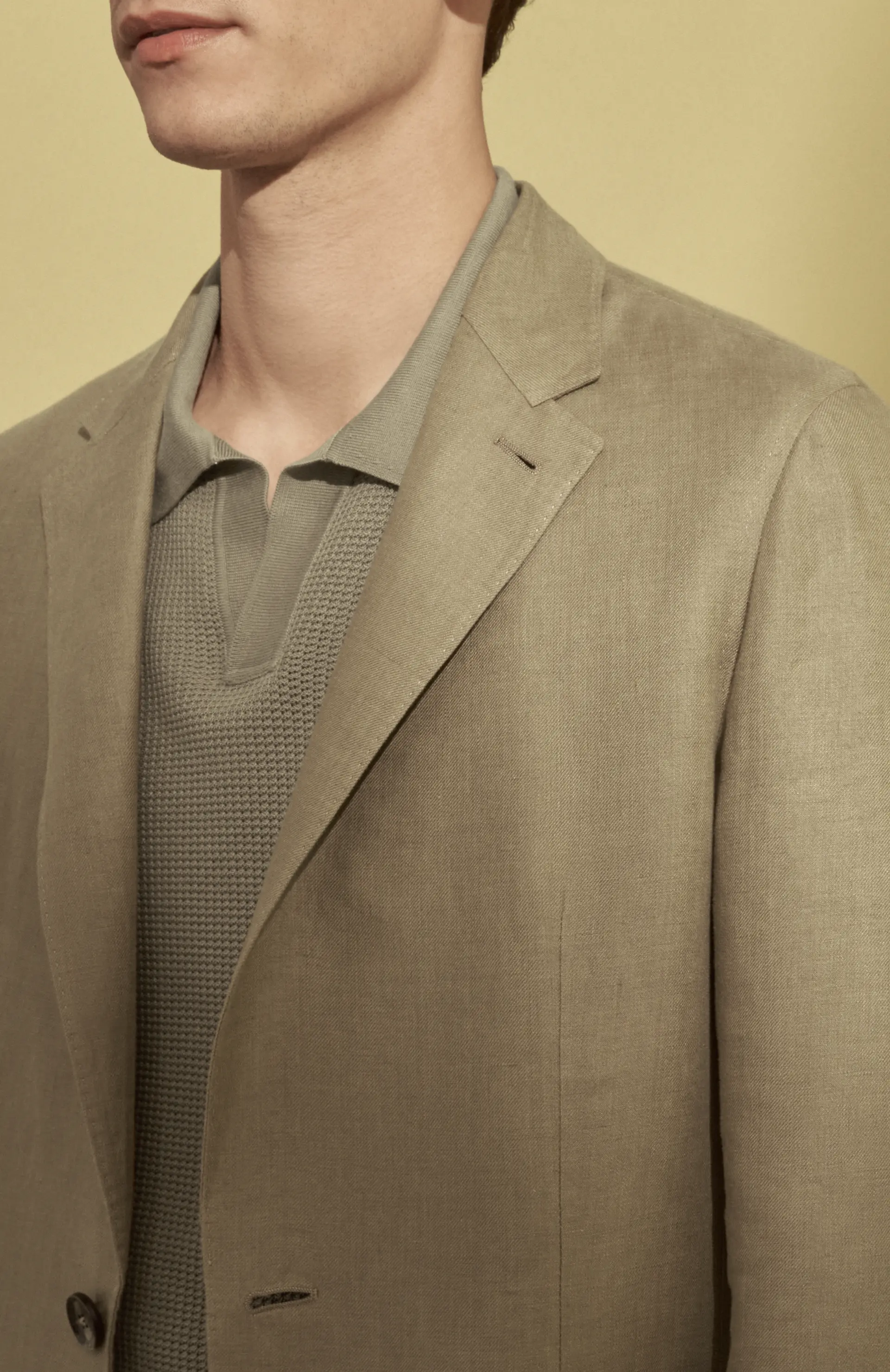 一组全新 zegna(杰尼亚)系列套装特写,橄榄绿亚麻休闲西装搭配 polo